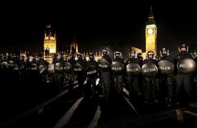 20110104233821-police-officers-in-riot-wear-contain-student-protesters-on-westminster-bridge-during.jpg